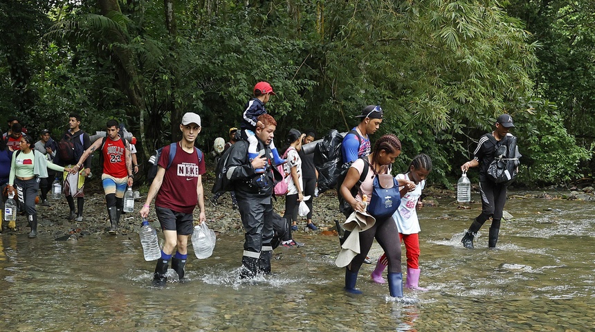 migrantes pasan rio darien panama