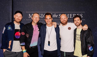 extenista federer junto grupo coldplay