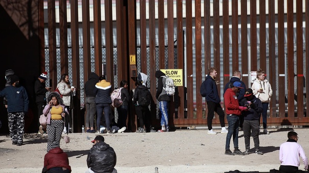 migrantes en muro fronterizo ciudad juarez