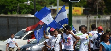 trabajadores del estado con banderas del fsln