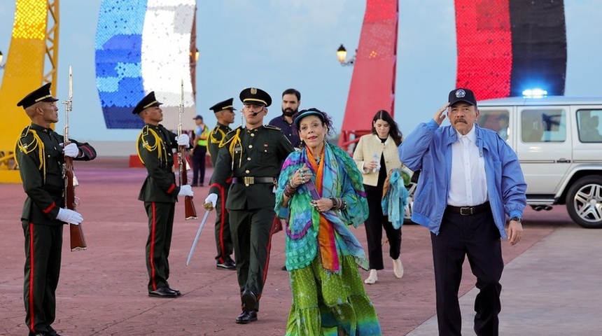 murrillo camina junto daniel puerto salvador allende