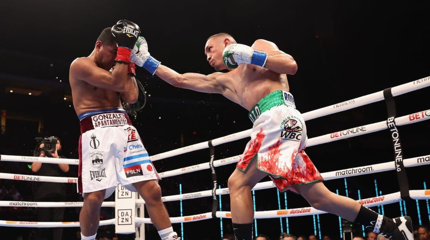 pelea de roman chocolatito gonzales contra el gallo estrada