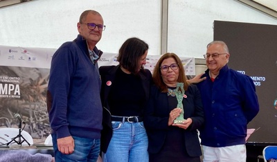 haydee castillo recibe premio acampa paz ddhh