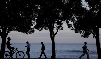 personas caminan paseo a coruña