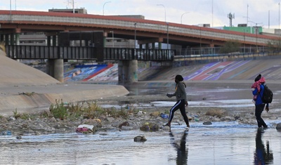 migrantes cruzan rio bravo mexico eeuu