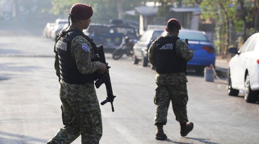 soldados patrullan en el salvador