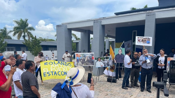 Nicaragüenses en Miami solidarios con iglesia católica.