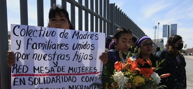 grupo de migrantes y familiares de personas fallecidas por un incendio en un albergue protestan