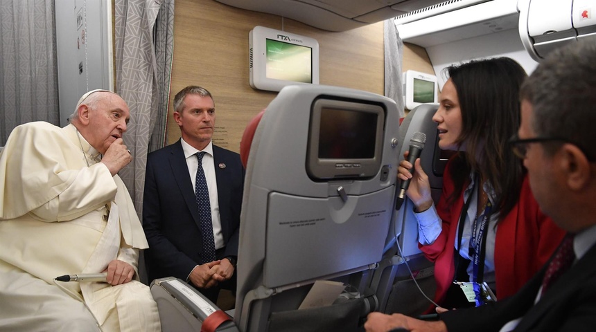 El pontífice hablando con la prensa a bordo del avión papal.