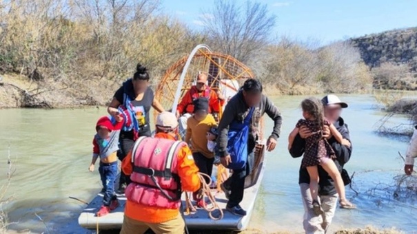 inm rescata a migrantes rio bravo