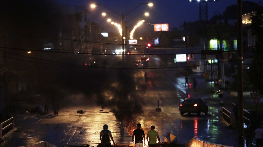 Vista de los manifestantes frente a una barricada en llamas durante una protesta contra los precios del combustible en Santiago, Panamá, el 20 de julio de 2022 .