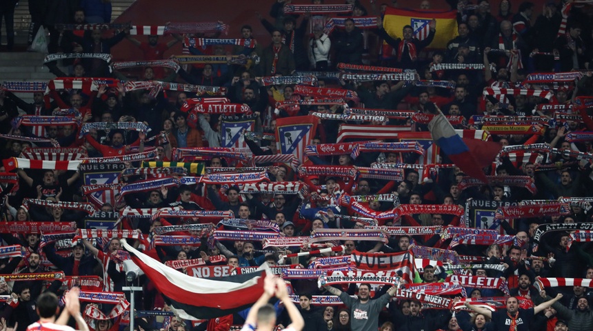 Jugadores del Atlético de Madrid saludan a la afición al término de un partido en el Wanda Metropolitano.