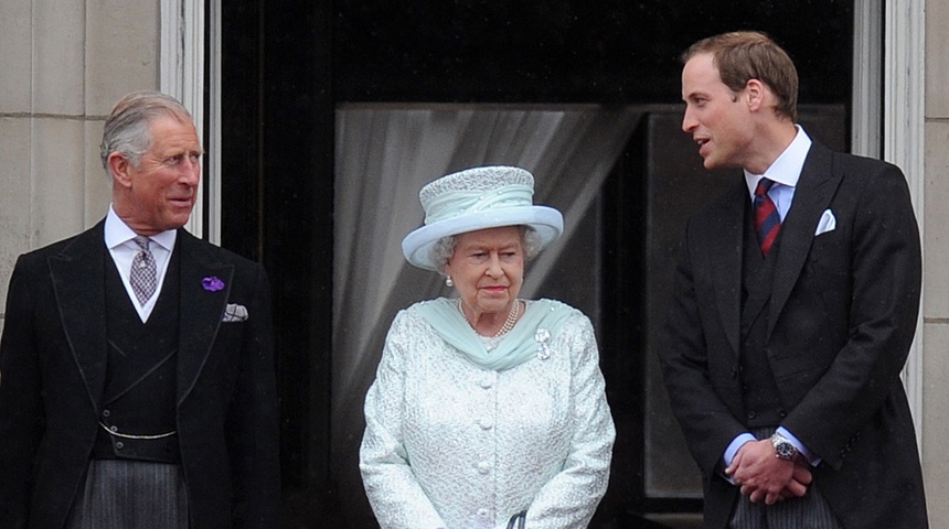 reina isabel con principe carlos y guillermo