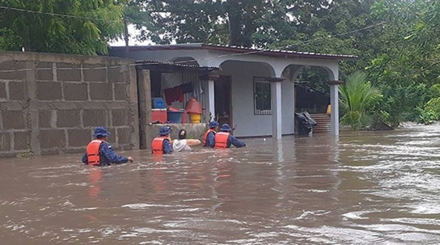 evacuacion familias casas anegadas comunidad tamarindo leon