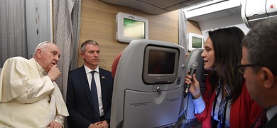 El pontífice hablando con la prensa a bordo del avión papal.