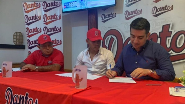 pitcher nica firma con los yankees