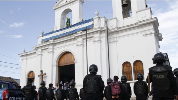 policias antimotines tienen cercada una iglesia en masaya