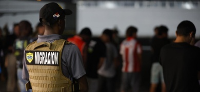 agente migracion panama deporta colombianos