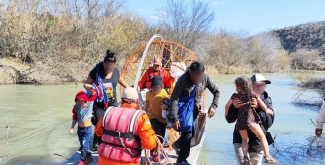 inm rescata a migrantes rio bravo