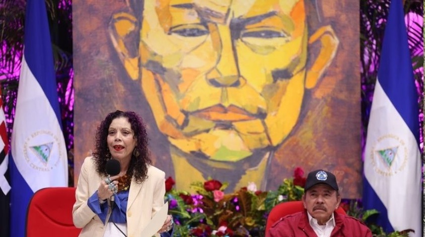 daniel ortega y su esposa en un acto publico