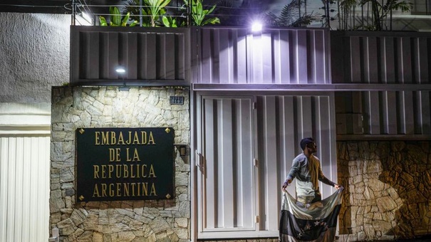 policias toma residencia embajada argentina venezuela