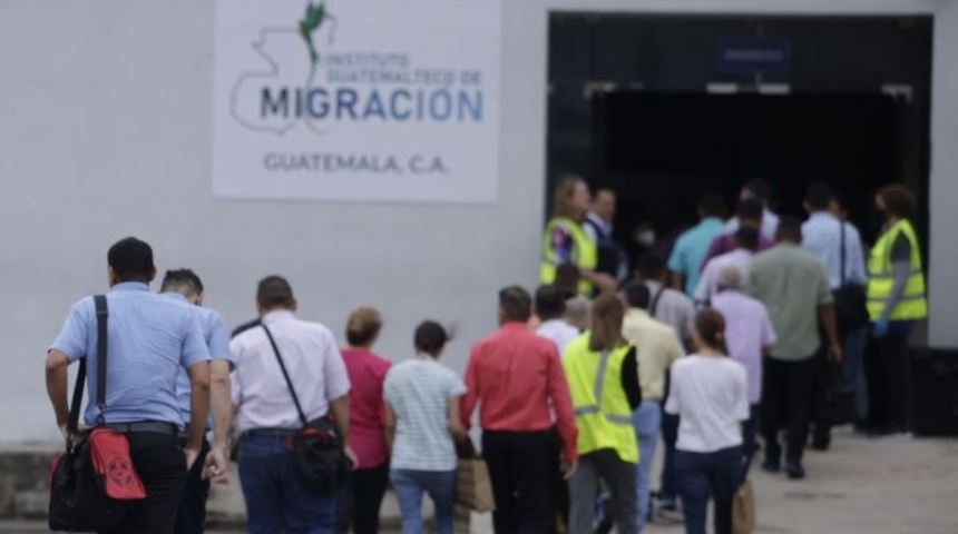 fila nicaraguenses desterrados recibidos aeropuerto guatemala