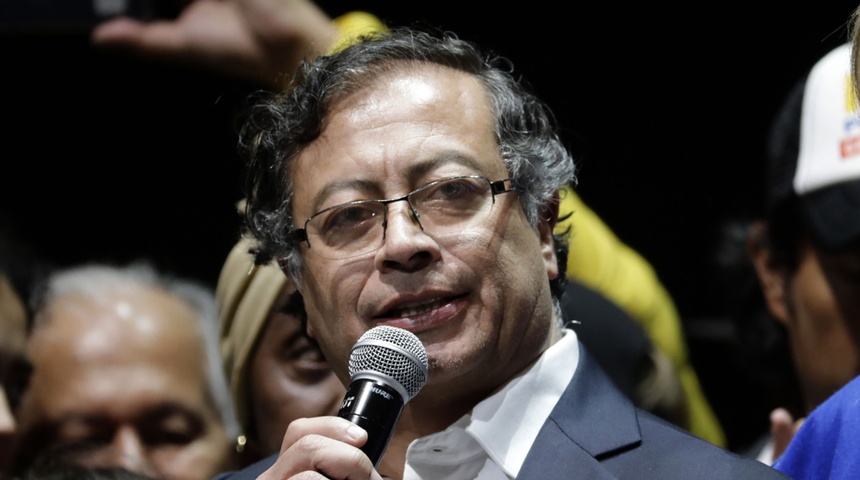 gustavo petro ausencia maduro investidura