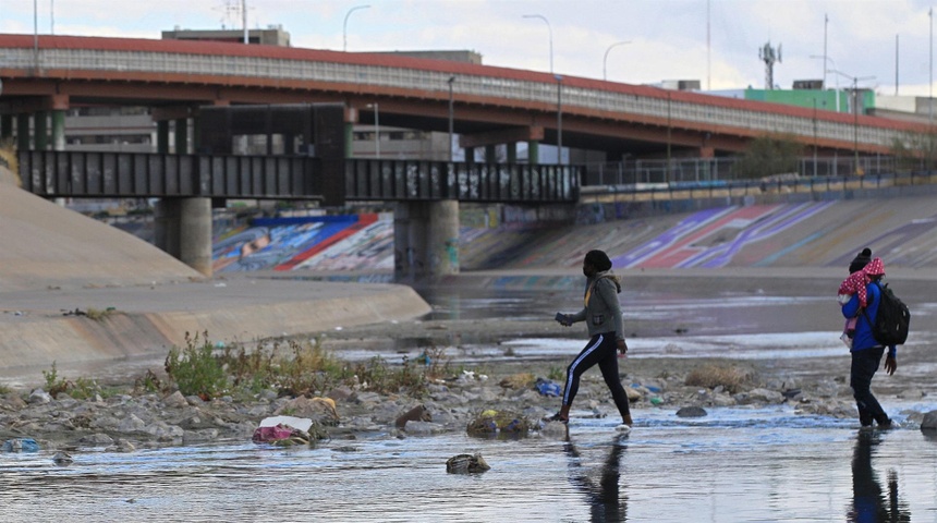 migrantes cruzan rio bravo mexico eeuu