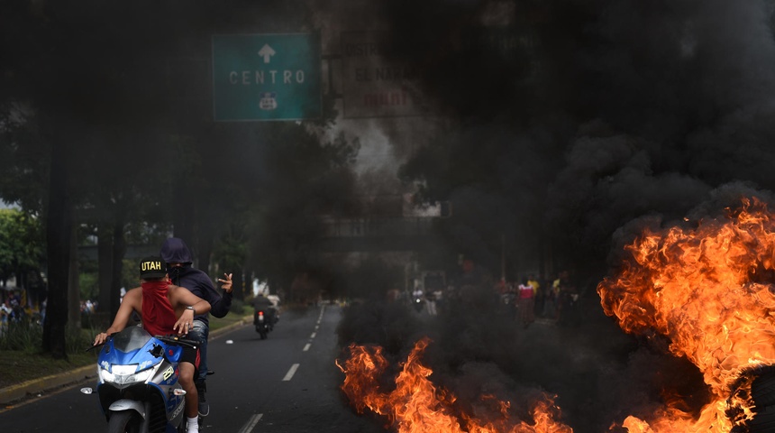 protestas guatemala manifestantes queman llantas