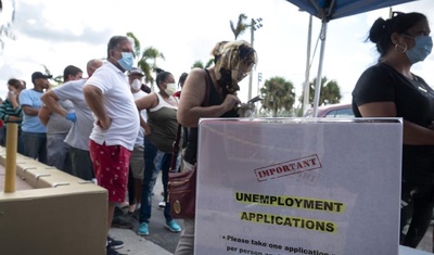 personas hace fila para subsidio por desempleo