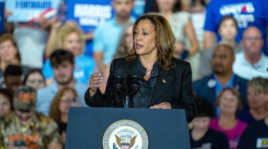 kamala harris habla durante campana presidencial