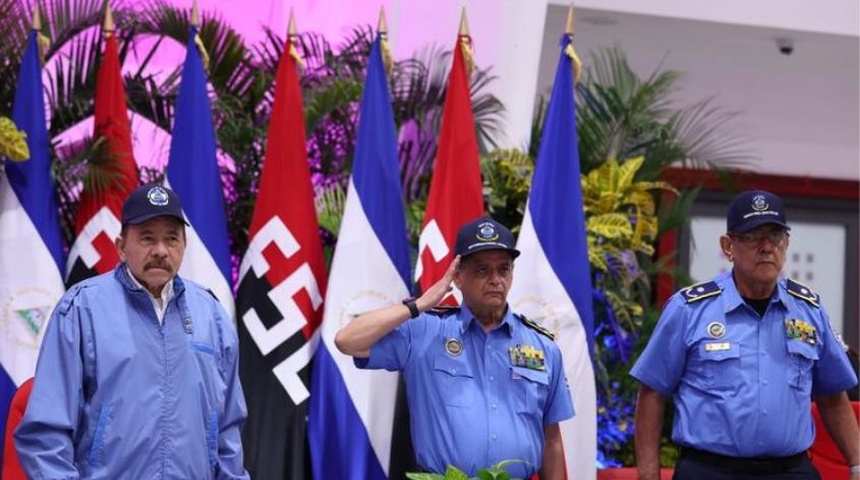 daniel ortega con miembros de la policia