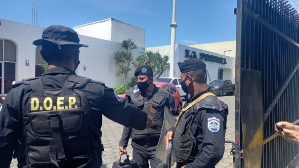 policias allanando diario la prensa porton