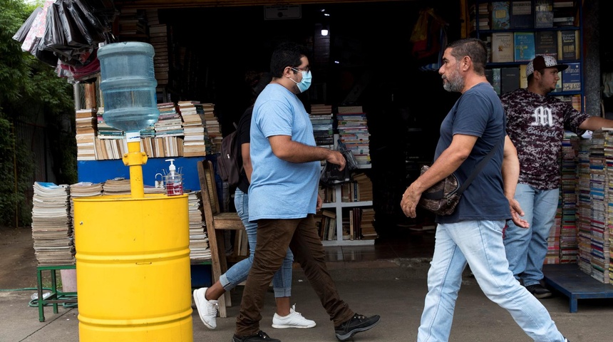 transeúntes que caminan frente a una librería en Managua