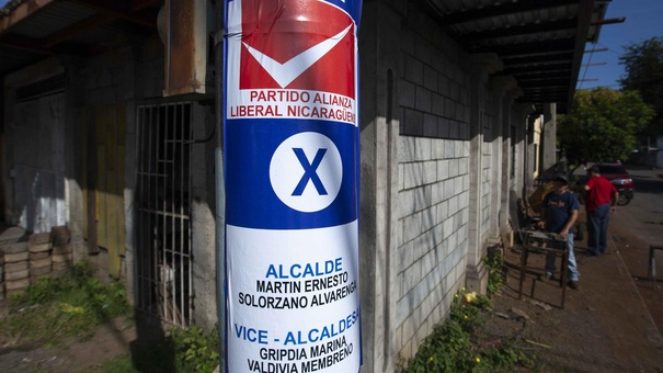 Propaganda política en un poste de luz, Managua