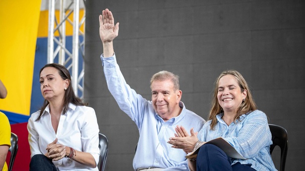 edmundo gonzalez sentado junto a corina machado