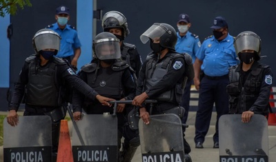 policías en las calles de Managua