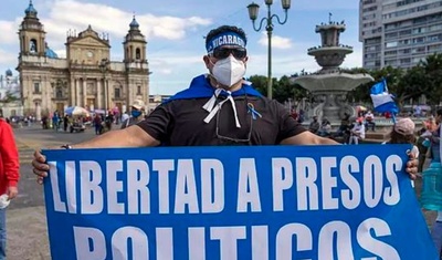 hombre pide libertad de presos políticos