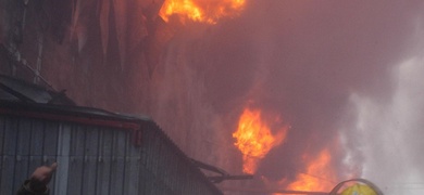 Bomberos mexicanos intentan sofocar incendio bar