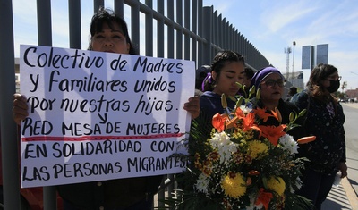 grupo de migrantes y familiares de personas fallecidas por un incendio en un albergue protestan