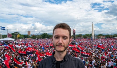 ben norton en la plaza de la revolucion en managua