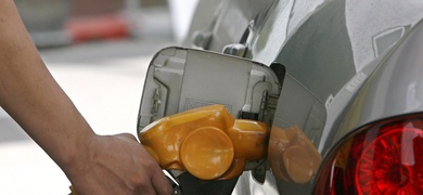 hombre llena de gasolina su automóvil