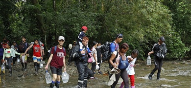 migrantes pasan rio darien panama