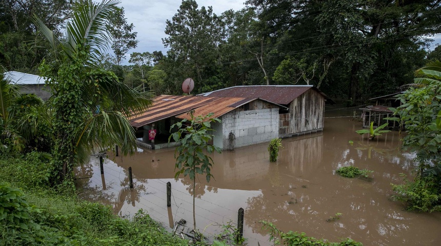 Una casa inundada por el paso de Julia, Bluefields