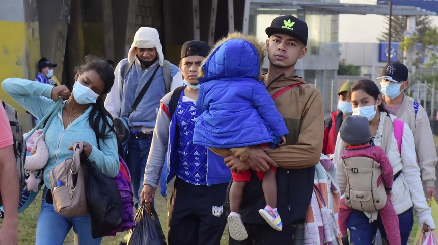 migrantes caminan en una caravana rumbo a EEUU