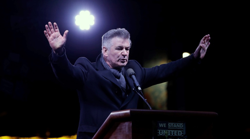 alec baldwin protesta contra trump