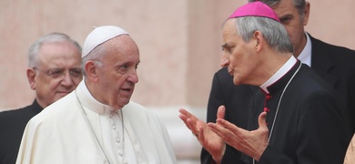 papa francisco junto cardenal zuppi