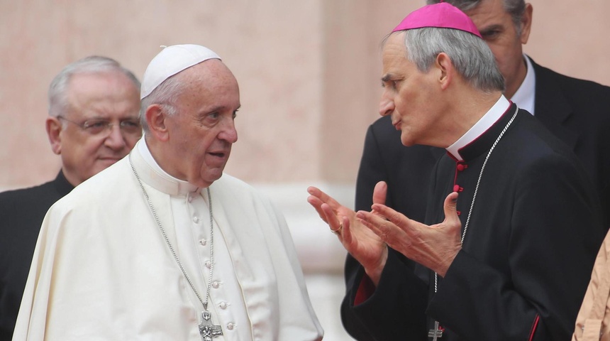 papa francisco junto cardenal zuppi