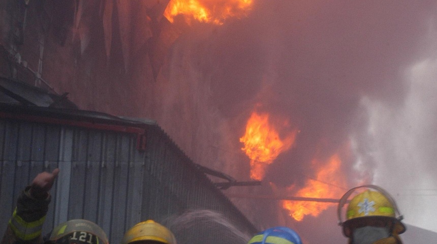 Bomberos mexicanos intentan sofocar incendio bar