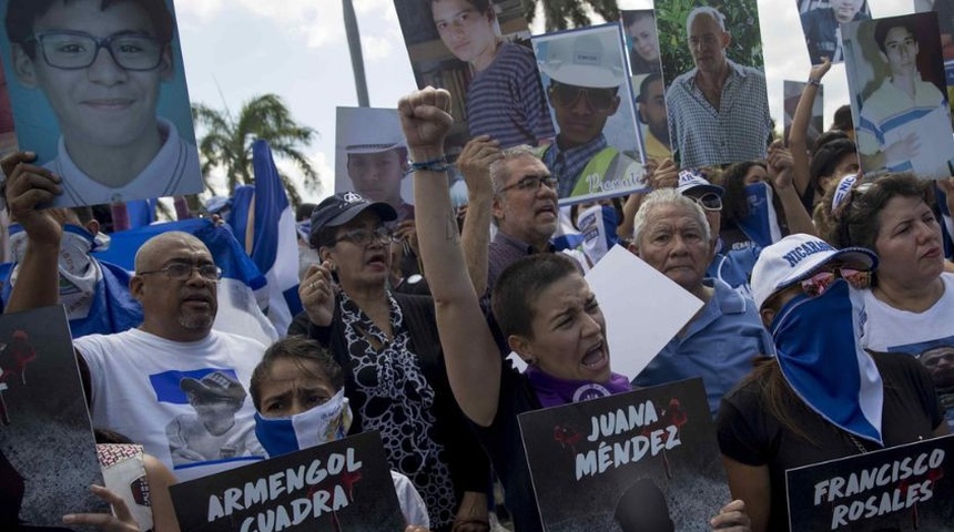 personas participan en una misa madres de abril